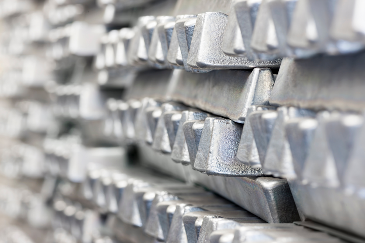 Macro rate hike expectations pressure aluminium prices, while China's continued destocking underpins the market
