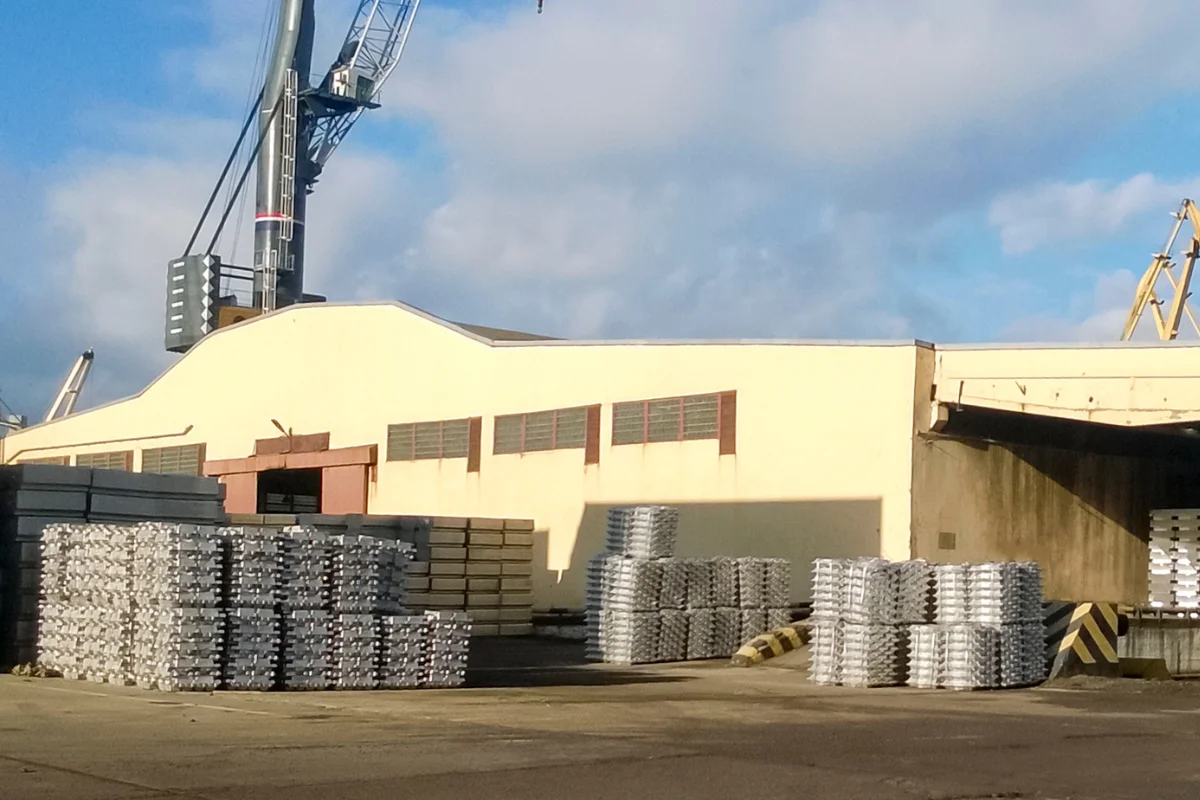 Macro stagflation concerns combined with weak demand keep aluminium prices consolidating on a subdued note in the short term