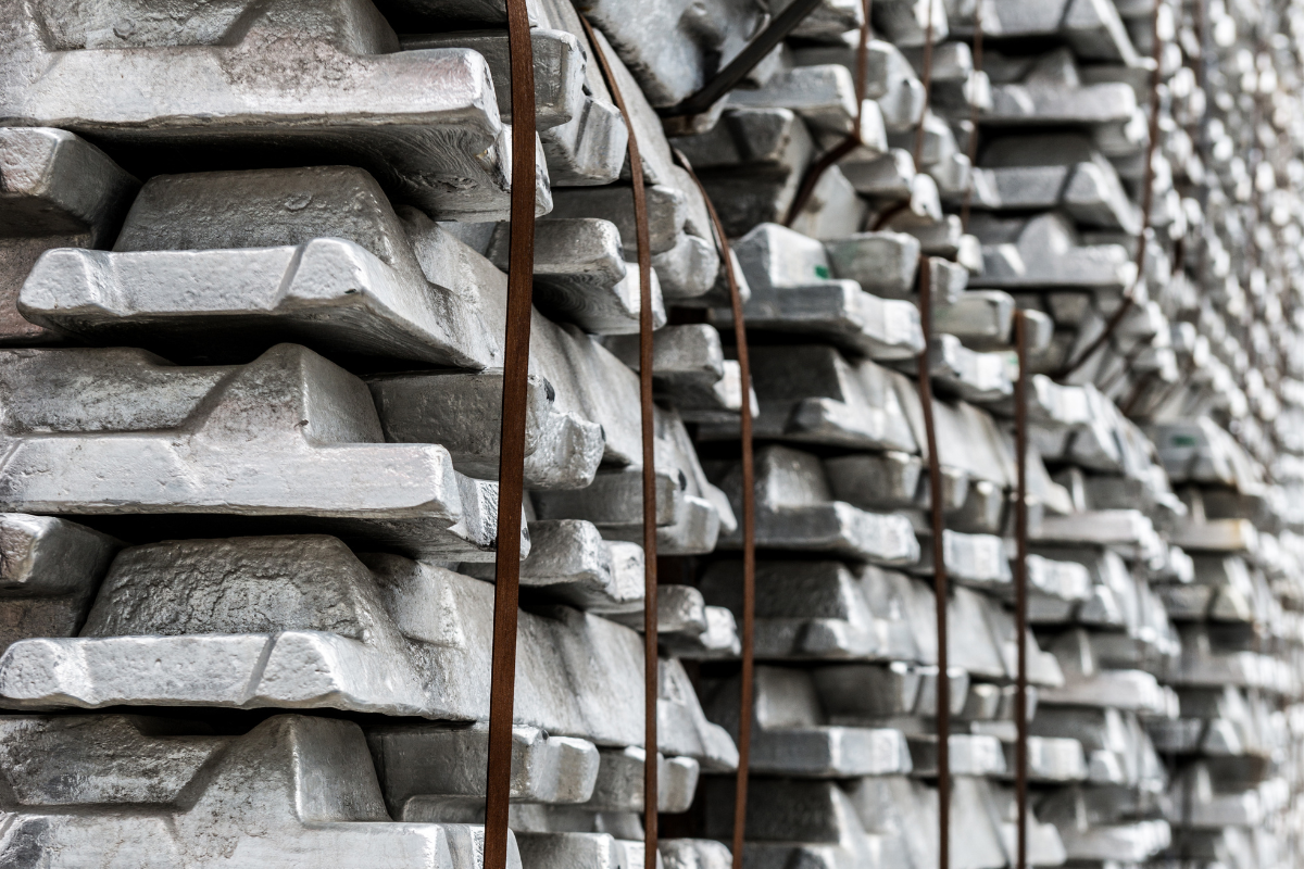 LME aluminium price rises to $3,019/t as contracts, opening stocks dip on October 19